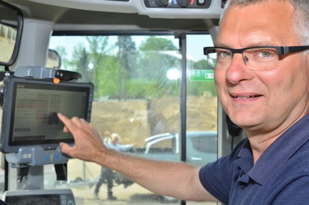 Jörg Sommer bei der Arbeit mit dem neuen Wiegesystem, das über ein Rugged-Touch-Pad in der Fahrerkabine gesteuert wird.